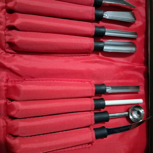 Carving books and tools like new, triangle set