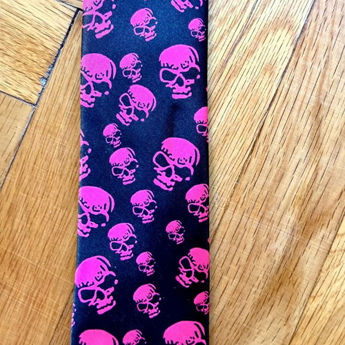 Tie with pink skull pattern, like new