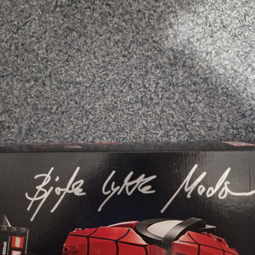Lego Marvel Spider-Mans Mask 76285 new, signed by designer