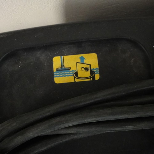 Alto electric vacuum cleaner used for solids and liquids