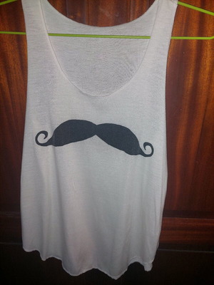 T-shirt αμάνικο με στάμπα μουστάκι σαν καινούργιο, μέγεθος L, μαύρο και άσπρο