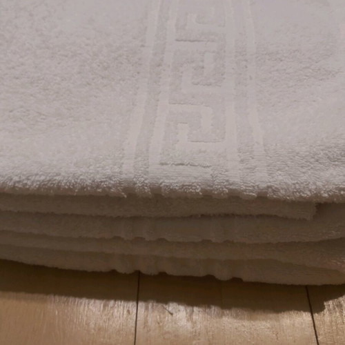 White towels set like new, 2 body and 2 hand towels