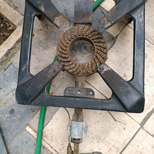 Single gas stove used, black tabletop burner