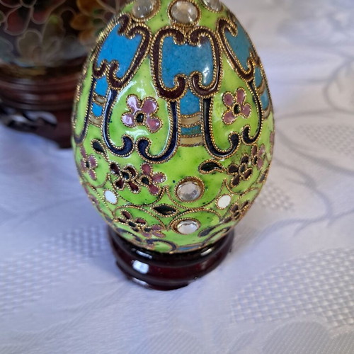 Cloisonne set of 4 pieces with 2 wooden bases like new