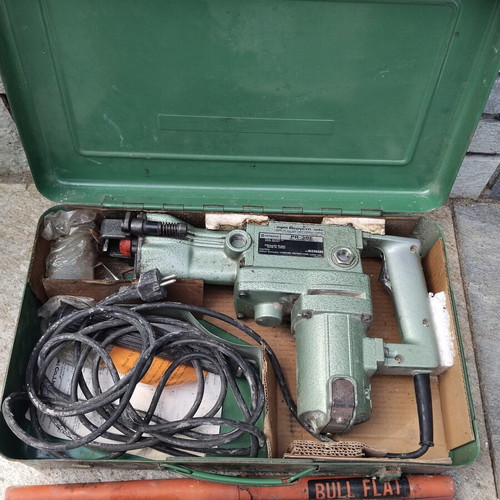 Hitachi compressor like new with 2 chisels