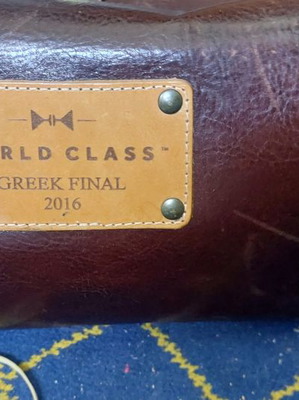 Pucca World Class δερμάτινη τσάντα χειρός με μεταλλικό στόμιο