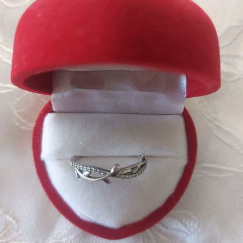 Silver ring 925 like new, size 8, missing one stone