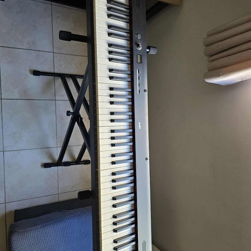 Moukey MEP-120 electric piano like new with 88 weighted keys and accessories