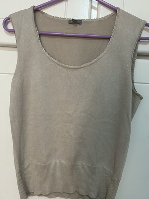 Sleeveless sweater used, size M, beige, ideal for layering