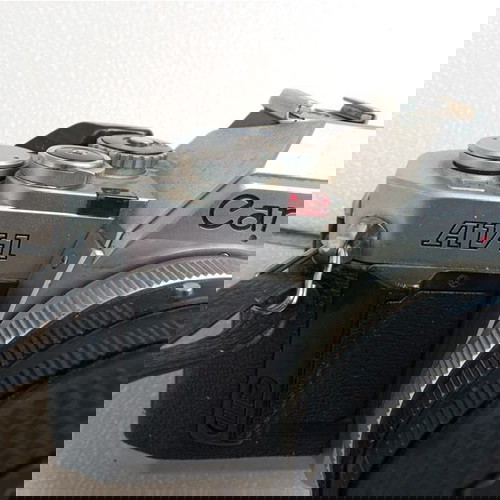 Αναλογική φωτογραφική μηχανή Canon AV-1 μεταχειρισμένη με φακό