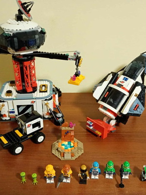 Lego City Space Base and Rocket Launchpad like new