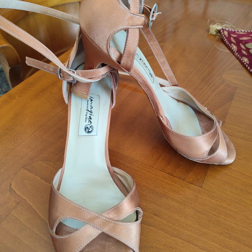 Latin dance shoes satin like new, size 36, gold