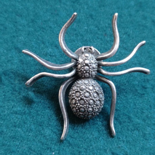Spider design brooch used, silver color
