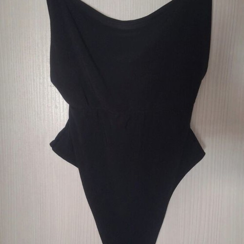 Pretty Little Thing black backless bodysuit like new, size S