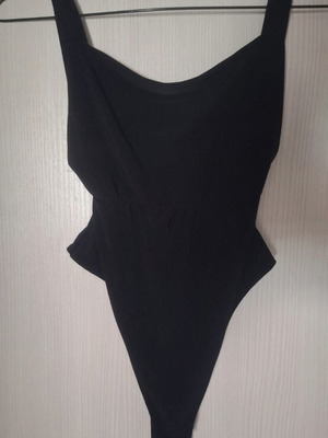 Pretty Little Thing black backless bodysuit like new, size S