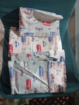 Das Baby nursery bedding set like new, crib size, blue with vehicle prints