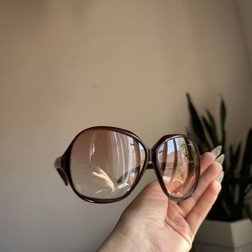 Big sunglasses, red
