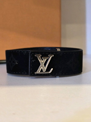 Louis Vuitton unisex bracelet made of natural leather and suede like new