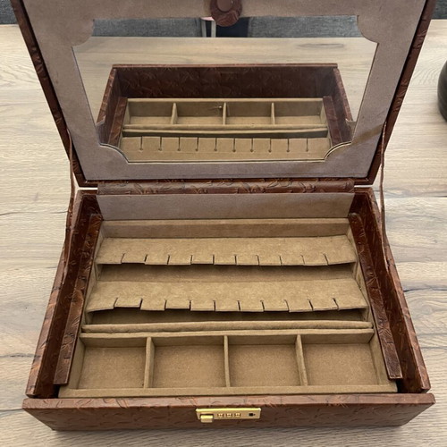 Leather Jewelry Box 100% like new with compartments and mirror