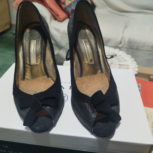 Chiotis leather peep toe pumps size 38 with bow, like new
