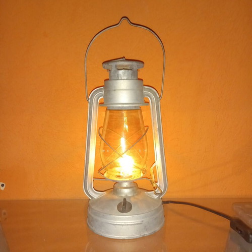 Storm Lantern lamp like new