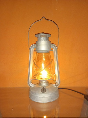 Storm Lantern lamp like new