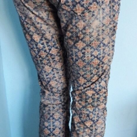 Please jeans used with floral print and leather emblem