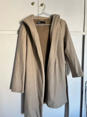 Μπεζ παλτό Zara σε small σαν καινούργιο με ζωνάκι