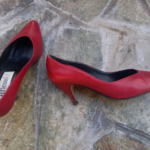 Red leather pump like new, size 37, with low heel