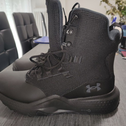 Under Armour boots like new, size 45
