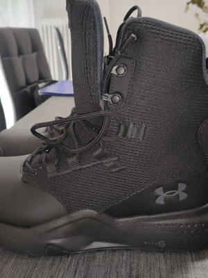 Under Armour boots like new, size 45
