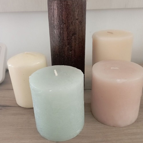 Set of five candles like new, various sizes and colors