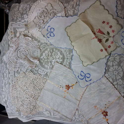 Tablecloths like new, various pieces of crochet and embroidered