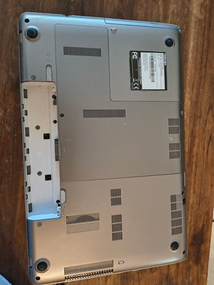Toshiba Satellite P875-32H λάπτοπ με Core i7, 8GB RAM και SSD 500GB, πάνω καπάκι για επισκευή