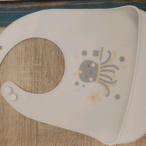Silicone bibs 2 pieces like new