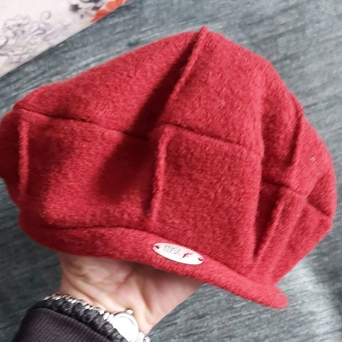 Red Mayser sports line beret hat like new