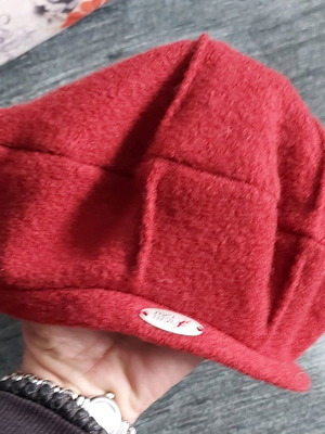 Red Mayser sports line beret hat like new