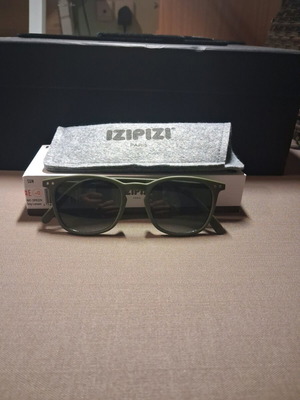 Izipizi Paris sunglasses like new, green