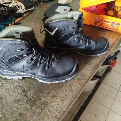 Work boots with steel toe, size 45, black