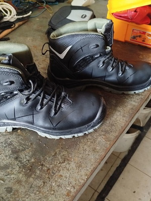 Work boots with steel toe, size 45, black