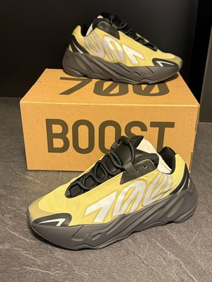Adidas Yeezy Boost 700 αθλητικά παπούτσια σε κίτρινο και μαύρο, μέγεθος 38