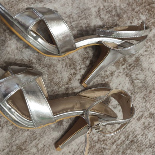 Silver Heeled Sandals size 37 new with metallic shine