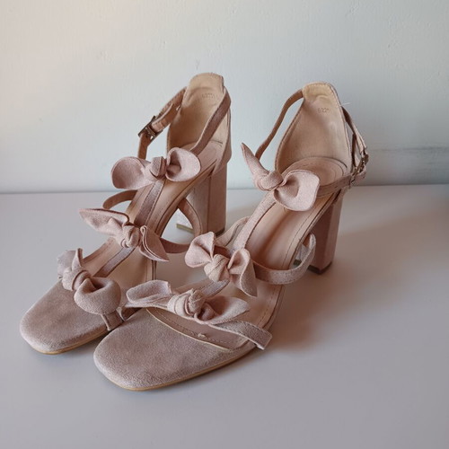 Famous Shoes beige sandals size 39 with light shimmer and thick heel like new