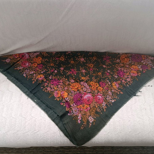Headscarf used, size 85/80cm, black and red
