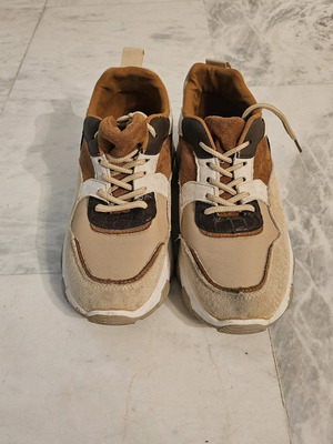 Women’s Earth-Tone Sneakers Size 37 Like New