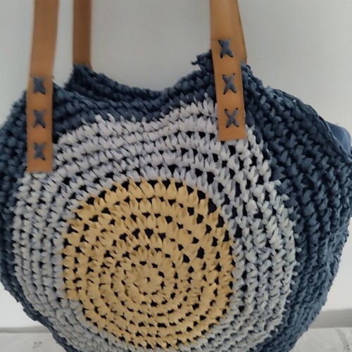 Straw Shoulder Bag like new, spacious with zipper and inner pocket