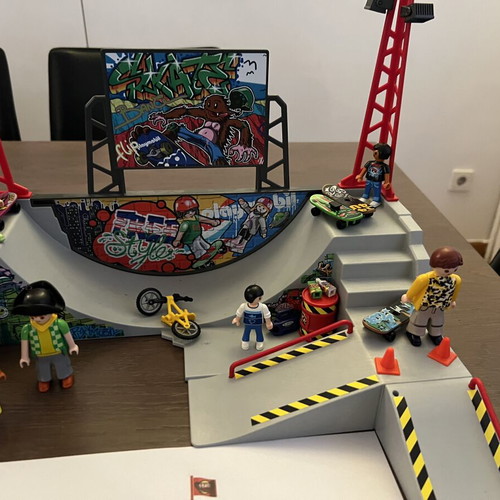 Playmobil 5558 Skate Park set like new with 7 figures and BMX