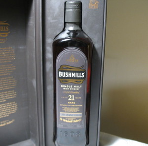 BUSHMILLS AGED 21 YEARS SINGLE MALT - TRIPLE DISTILLED - MATURED IN THREE WOODS WHISKEY