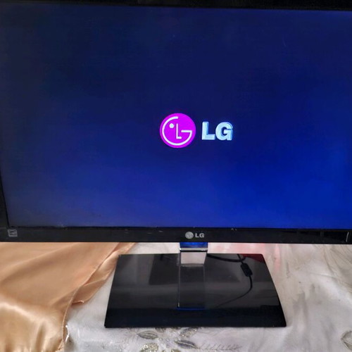 LG monitors set of 2 like new without cables