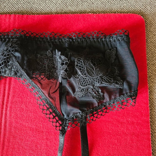 Intimissimi garter belt new, black with Italian lace